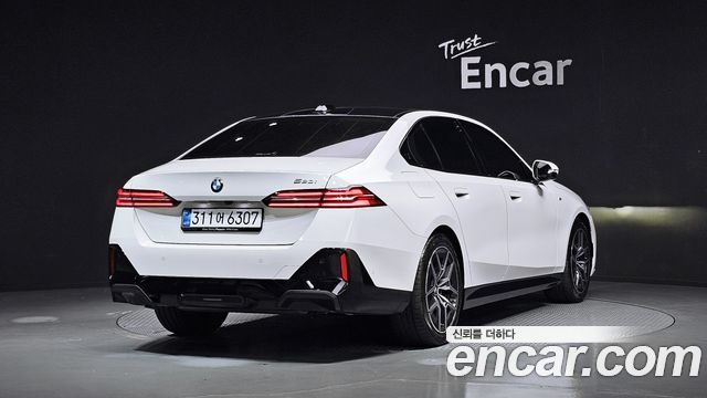 BMW 5-Series G60 520i M Sport - фото 1