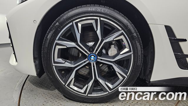 BMW i4 eDrive40 M Sports - фото 4
