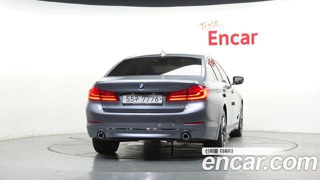 BMW 5-Series G30 520i Luxury - фото 3