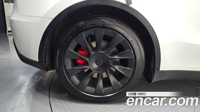 Tesla Model Y Long Range AWD - фото 4