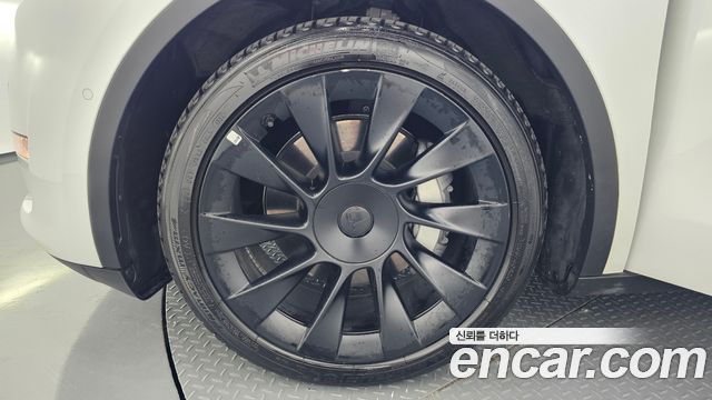 Tesla Model Y Long Range AWD - фото 3