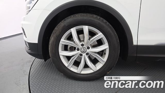 Volkswagen Tiguan 2-го поколения 2.0 TDI Premium - фото 4