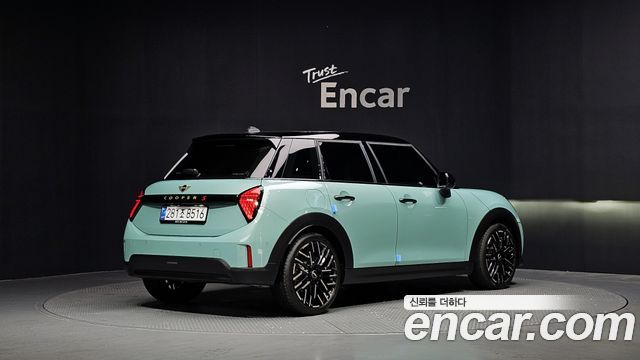 Mini Cooper 4-го поколения 5 Door Favoured - фото 1