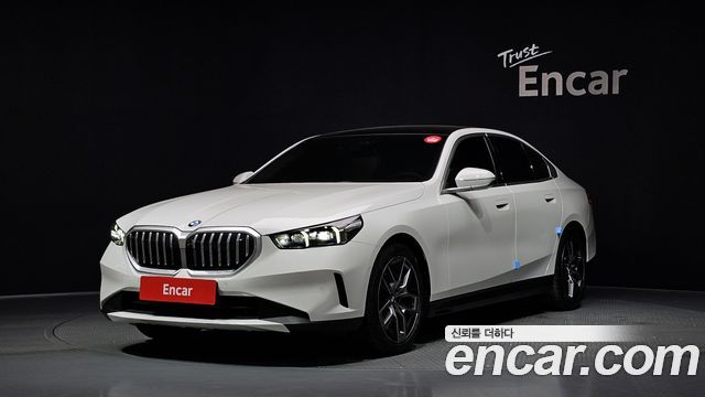 BMW 5-Series G60 520i - фото 0