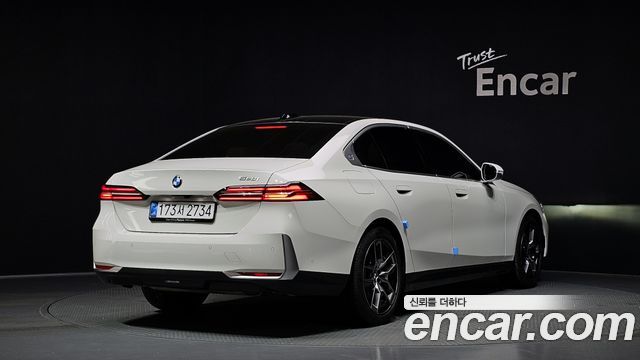 BMW 5-Series G60 520i - фото 1