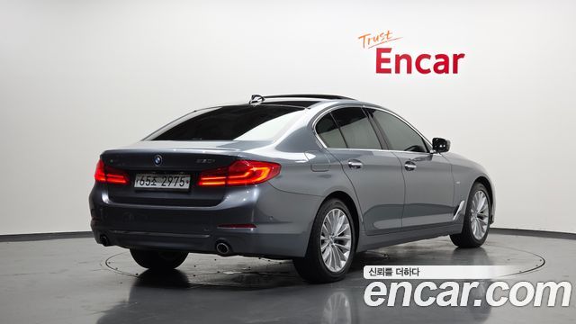 BMW 5-Series G30 530i xDrive Luxury Plus - фото 1