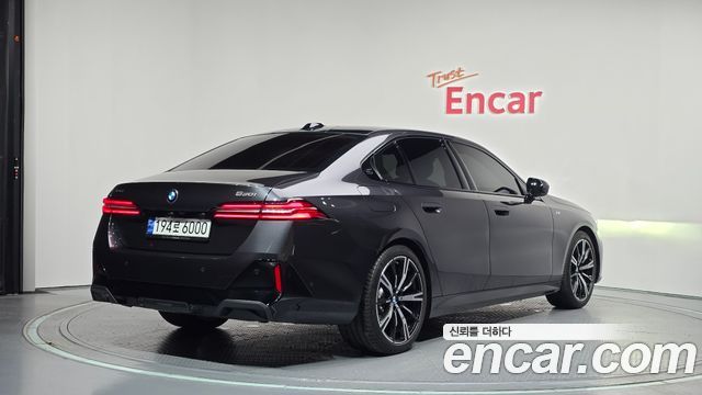 BMW 5-Series G60 530i xDrive M Sport - фото 1