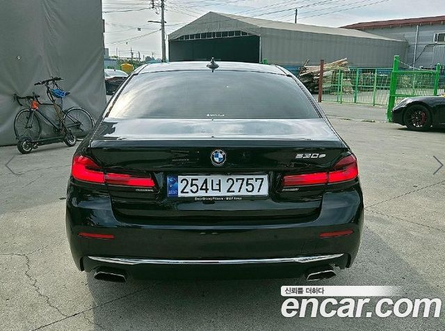 BMW 5-Series G30 530e Luxury - фото 3