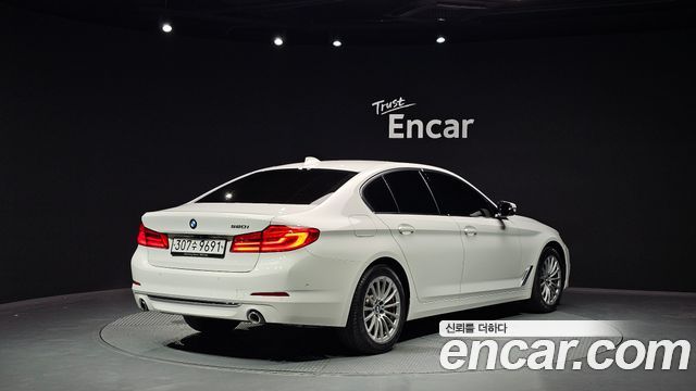 BMW 5-Series G30 520i Luxury - фото 1
