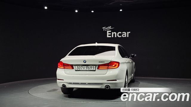 BMW 5-Series G30 520i Luxury - фото 3