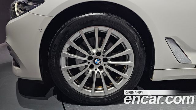 BMW 5-Series G30 520i Luxury - фото 4