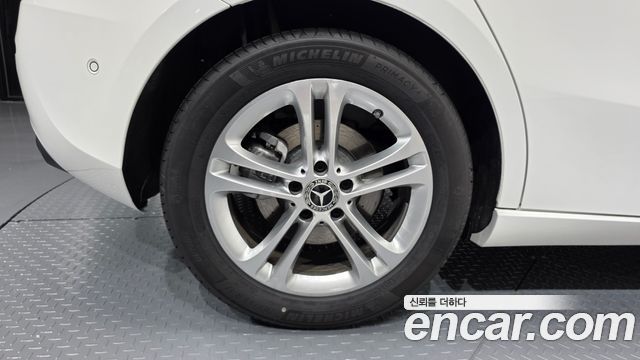 Mercedes-Benz A-Class W177 A220 Hatchback - фото 3