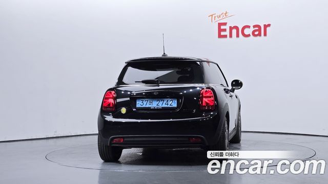 Mini Cooper SE Electric 3rd - фото 3