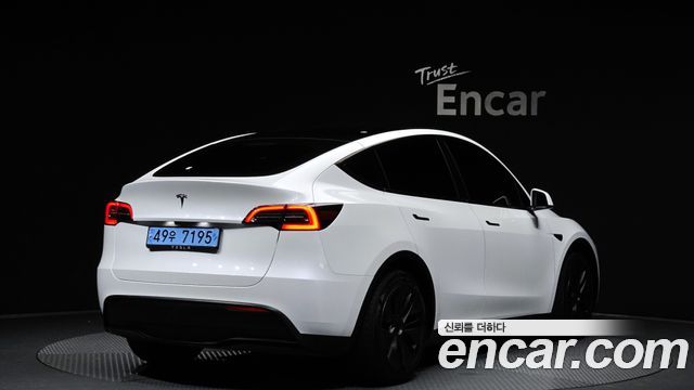 Tesla Model Y RWD - фото 1
