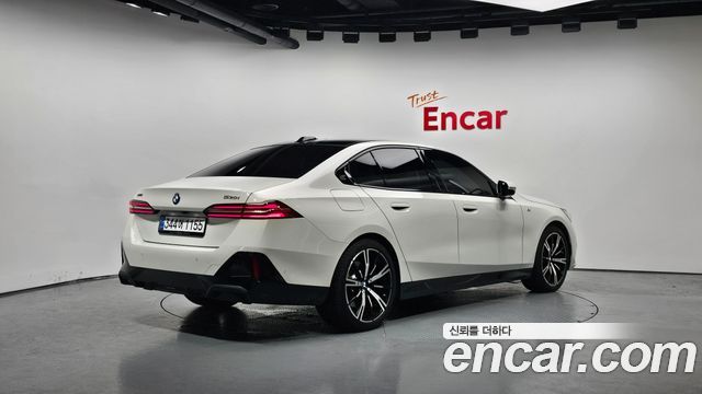 BMW 5-Series G60 530i xDrive M Sport - фото 0