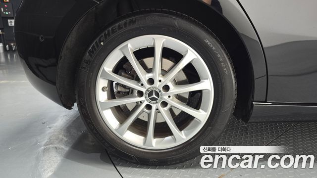 Mercedes-Benz A-Class W177 A220 Hatchback - фото 4