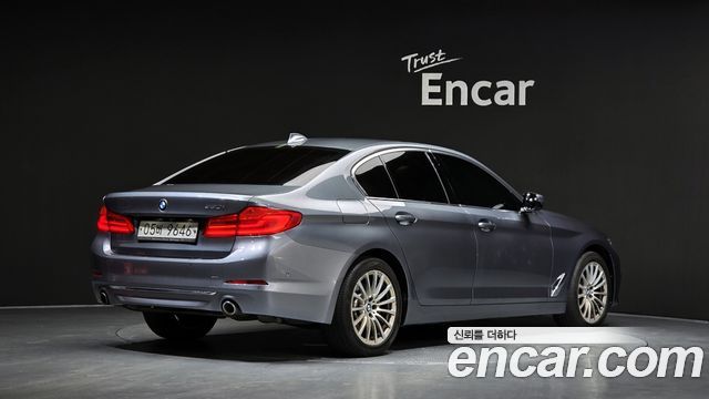 BMW 5-Series G30 520i Luxury - фото 1