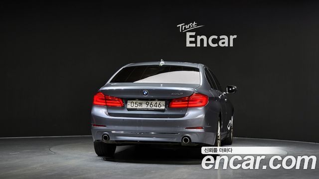 BMW 5-Series G30 520i Luxury - фото 3