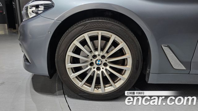 BMW 5-Series G30 520i Luxury - фото 4