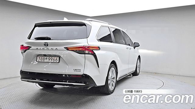 Toyota Sienna 4-го поколения 2.5 Hybrid 2WD - фото 1