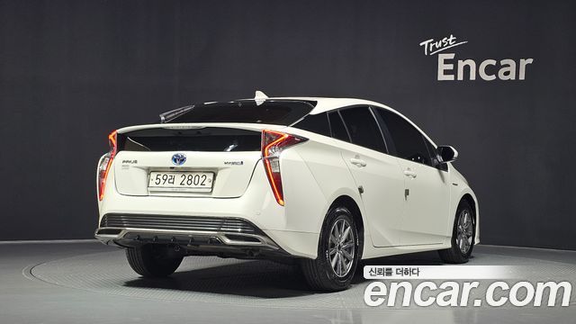 Toyota Prius 4-го поколения 1.8 E - фото 1