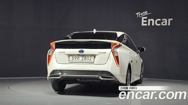 Toyota Prius 4-го поколения 1.8 E - фото 3
