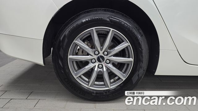 Toyota Prius 4-го поколения 1.8 E - фото 4