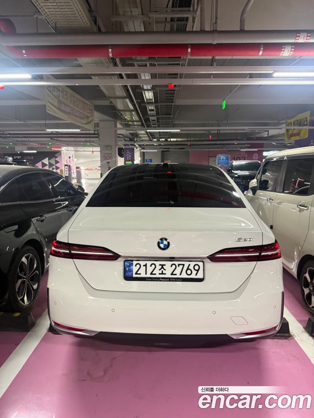 BMW 5-Series G60 520i - фото 1