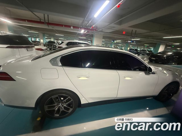 BMW 5-Series G60 520i - фото 3