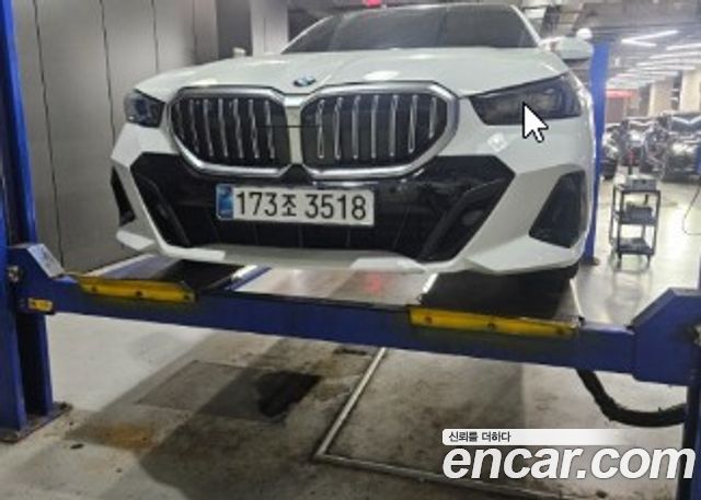 BMW 5-Series G60 530i xDrive M Sport - фото 0
