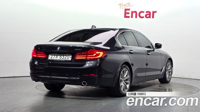 BMW 5-Series G30 520i Luxury - фото 1