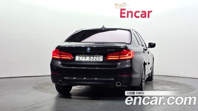 BMW 5-Series G30 520i Luxury - фото 3