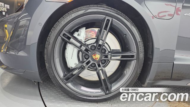 Porsche Taycan Turbo - фото 4