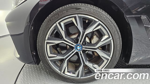 BMW i4 eDrive40 M Sports - фото 4