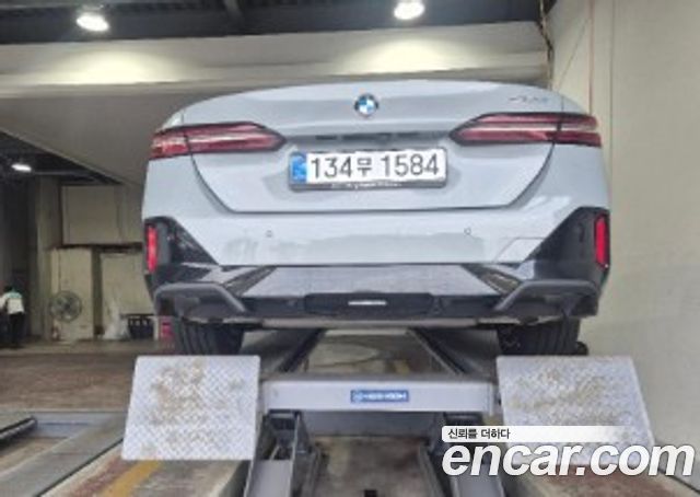 BMW 5-Series G60 520i M Sport - фото 1