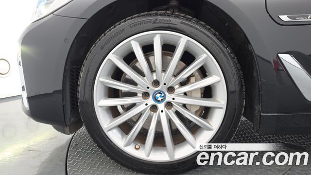 BMW 5-Series G30 530e Luxury - фото 4