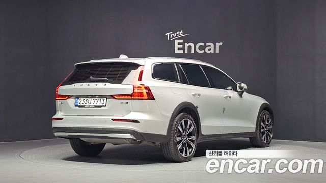 Volvo V60 2-го поколения B5 Ultimate AWD - фото 1