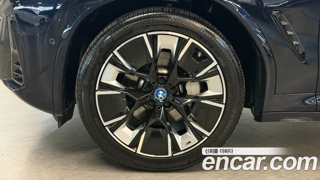 BMW iX3 M Sports - фото 4
