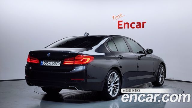 BMW 5-Series G30 540i xDrive Luxury Plus - фото 1
