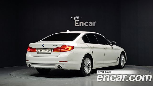 BMW 5-Series G30 520d Luxury Plus - фото 1