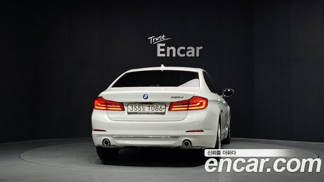 BMW 5-Series G30 520d Luxury Plus - фото 3
