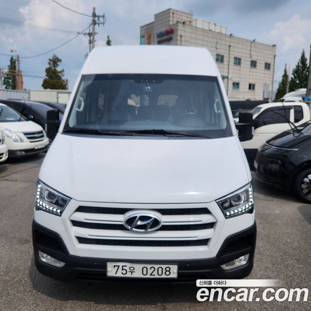 Hyundai Solati 15-seater Luxury - фото 1