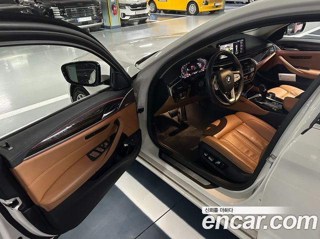 BMW 5-Series G30 520i Luxury - фото 2