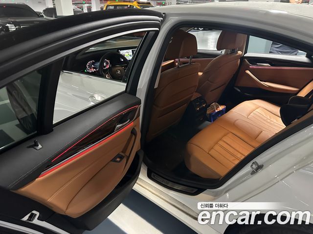BMW 5-Series G30 520i Luxury - фото 3