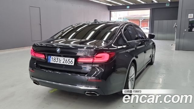 BMW 5-Series G30 520i Luxury - фото 1
