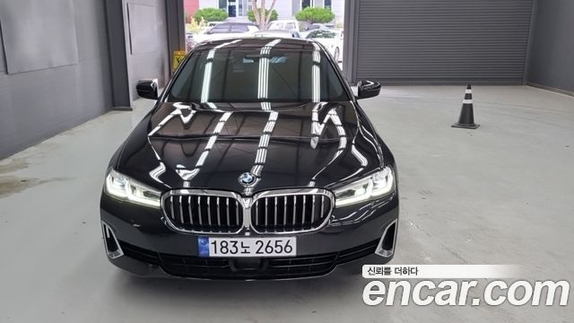 BMW 5-Series G30 520i Luxury - фото 2