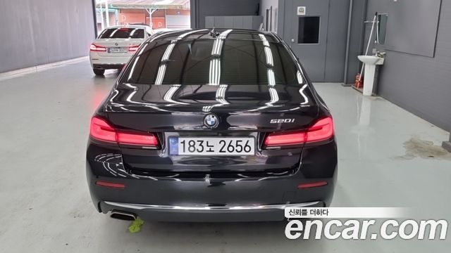 BMW 5-Series G30 520i Luxury - фото 3