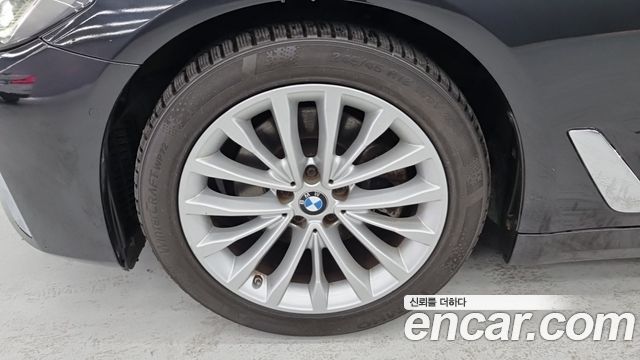 BMW 5-Series G30 520i Luxury - фото 4
