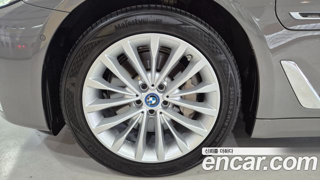 BMW 5-Series G30 530e Luxury - фото 4