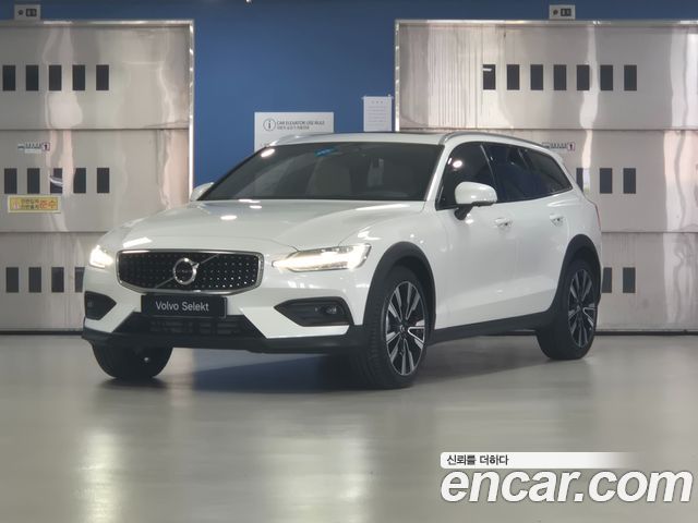 Volvo V60 2-го поколения B5 Ultra AWD - фото 0